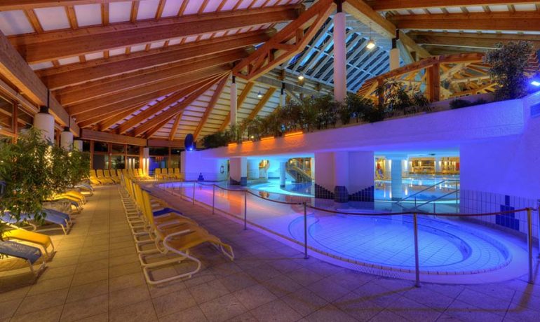 Schwimmhalle